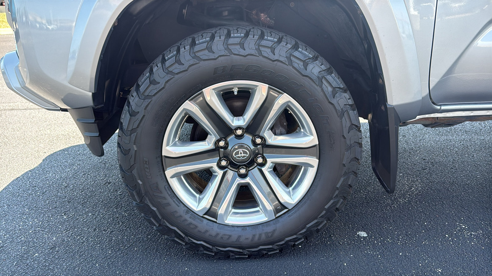 Used 2019 Toyota Tacoma Limited AWD/4WD image 9