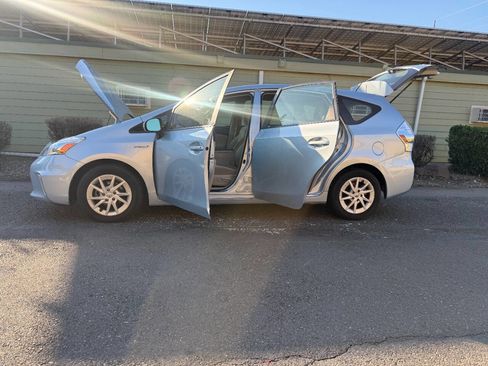 Used 2014 Toyota Prius V Two image 5