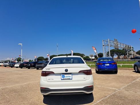 Used 2023 Volkswagen Jetta SE FWD image 6