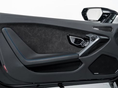 Used 2022 Lamborghini Huracan EVO RWD image 9