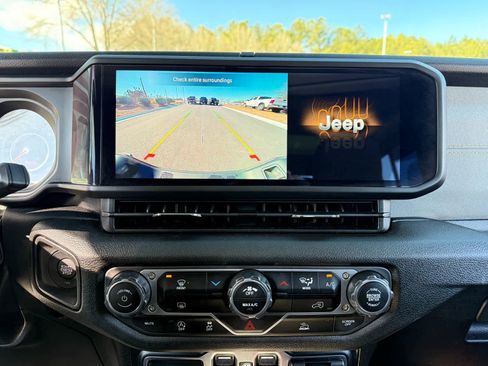 Used 2025 Jeep Gladiator Sport image 17