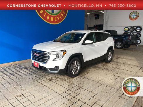 Used 2024 GMC Terrain SLT image 1