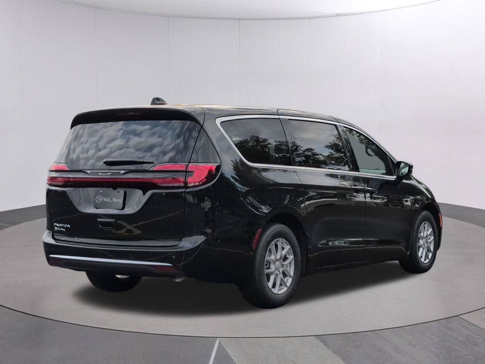 New 2027 Chrysler Pacifica Select FWD image 7