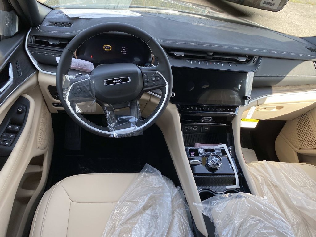 New 2027 Jeep Grand Cherokee Limited AWD/4WD image 8