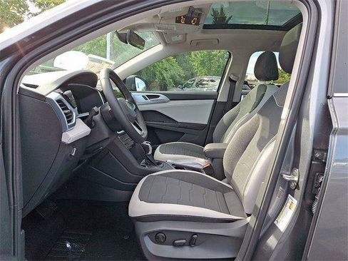 New 2025 Volkswagen Taos SE image 10