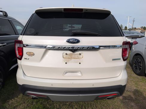 Used 2017 Ford Explorer XLT image 3