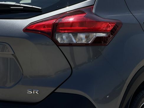 Used 2019 Nissan Kicks SR w/ SR Premium Package FWD image 10