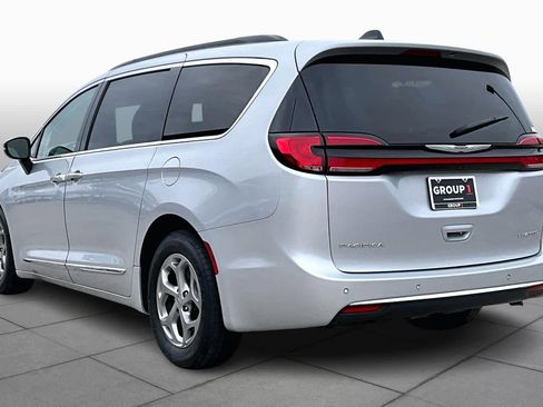 Used 2023 Chrysler Pacifica Limited image 12