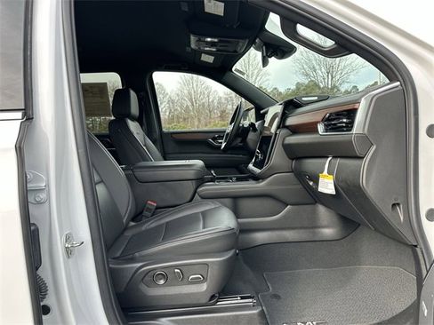 Used 2025 GMC Yukon XL Denali image 29