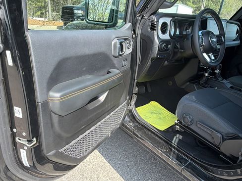 Used 2025 Jeep Wrangler Sahara w/ Safety Group image 14