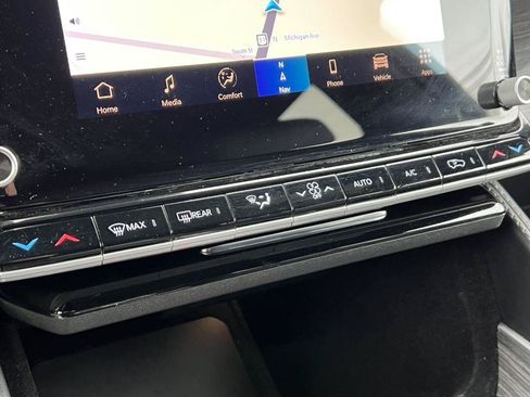 Used 2024 Jeep Wagoneer L Series III w/ Flexible Seating Group AWD/4WD image 25