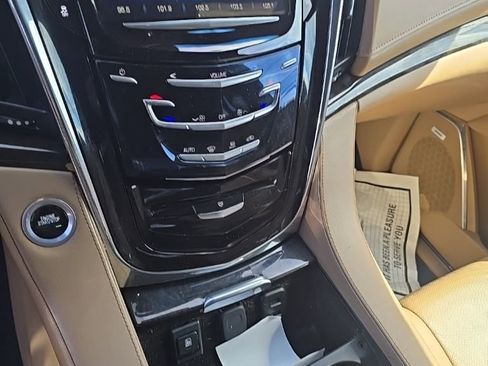 Used 2018 Cadillac Escalade Platinum image 4