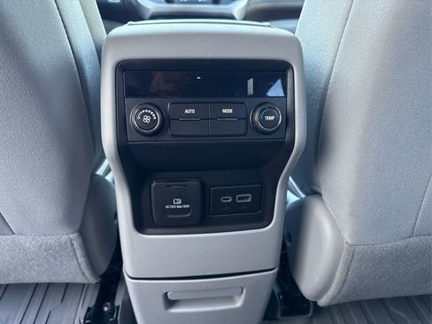 Used 2023 GMC Acadia SLE w/ Driver Convenience Package image 32