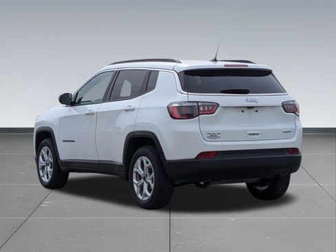 Used 2025 Jeep Compass Latitude AWD/4WD image 3