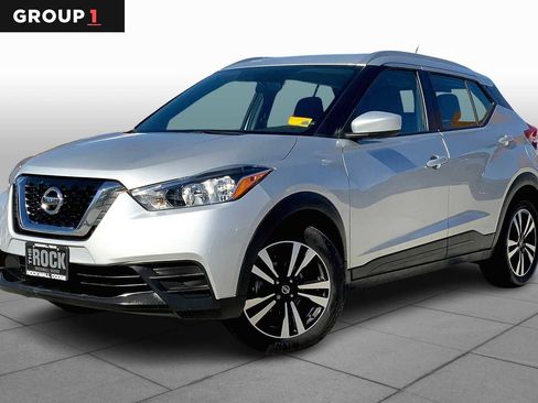 Used 2018 Nissan Kicks SV image 1