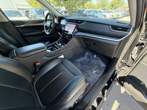 Used 2023 Jeep Grand Cherokee Limited image 29
