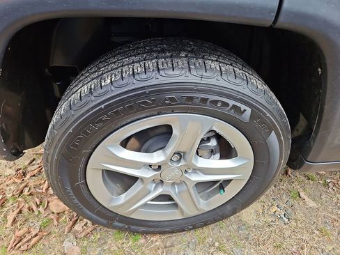 Used 2024 Jeep Compass Sport image 7