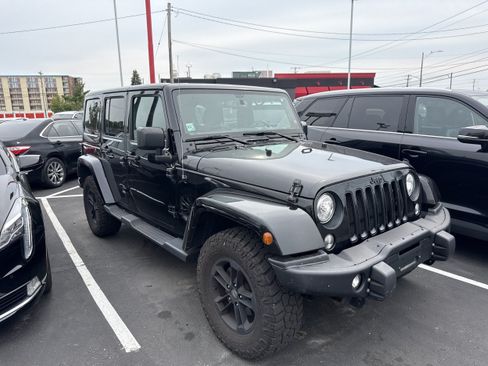 Used 2017 Jeep Wrangler Unlimited Sahara AWD/4WD image 5