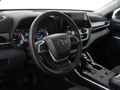 Used 2024 Toyota Highlander LE image 23