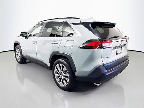 Used 2022 Toyota RAV4 XLE Premium image 5