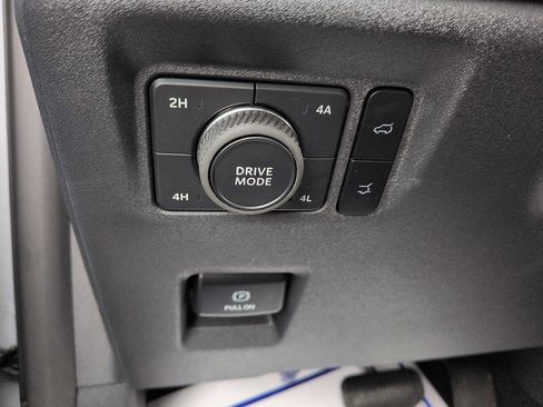 Used 2025 Ford Expedition Active image 17