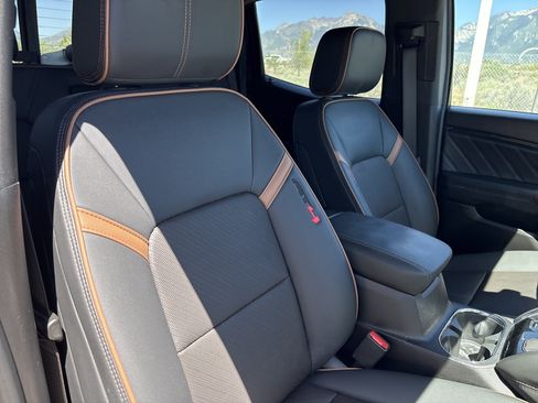 Used 2025 GMC Canyon AT4 w/ AT4 Premium Package AWD/4WD image 13