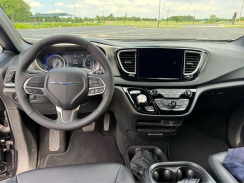 Used 2026 Chrysler Pacifica Select FWD image 13