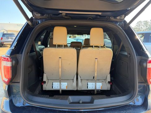 Used 2017 Ford Explorer XLT w/ Equipment Group 202A FWD image 3
