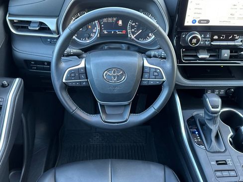 Used 2024 Toyota Highlander XLE image 17