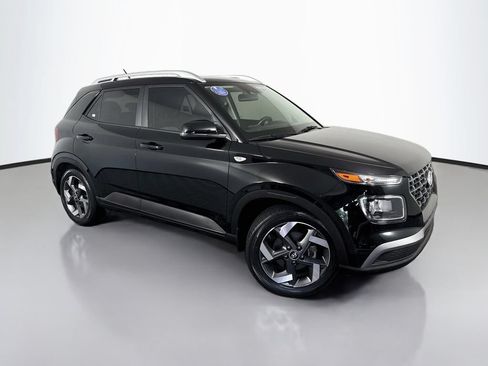 Used 2023 Hyundai Venue SEL FWD image 3