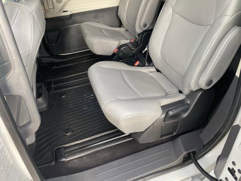 Used 2023 Toyota Sienna XLE image 5