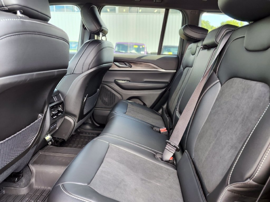 New 2026 Jeep Grand Cherokee Altitude AWD/4WD image 16