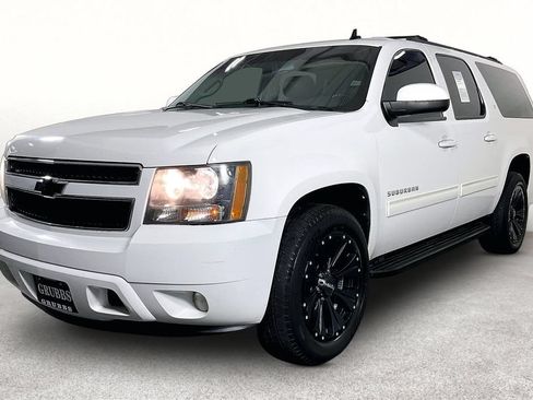 Used 2014 Chevrolet Suburban LT RWD image 13