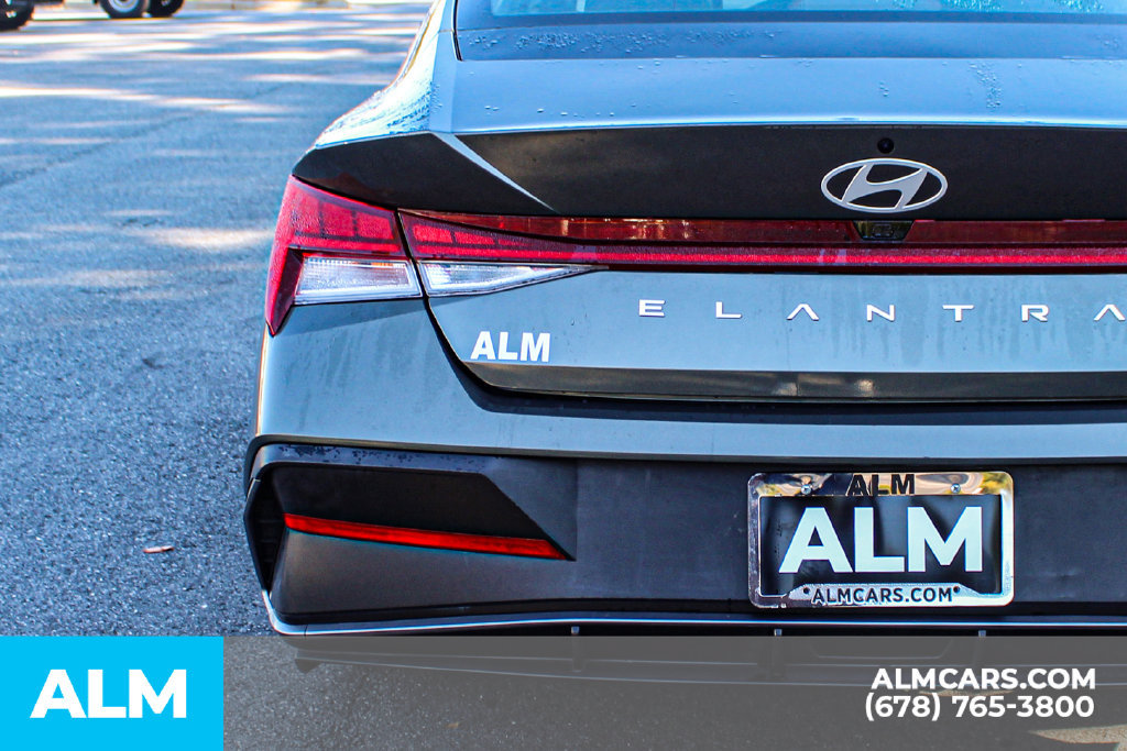Used 2025 Hyundai Elantra SEL FWD image 12