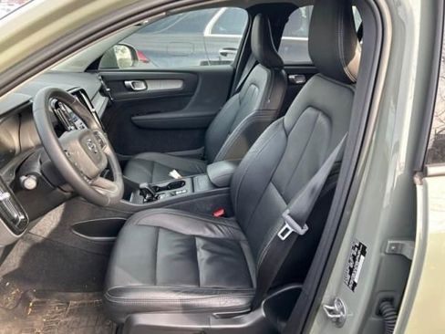 Certified 2023 Volvo XC40 B5 Core w/ Convenience Package image 2