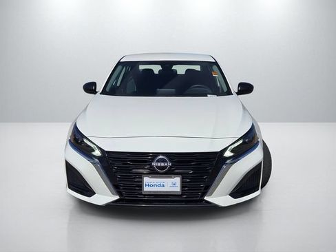 Used 2025 Nissan Altima 2.5 SV FWD image 2