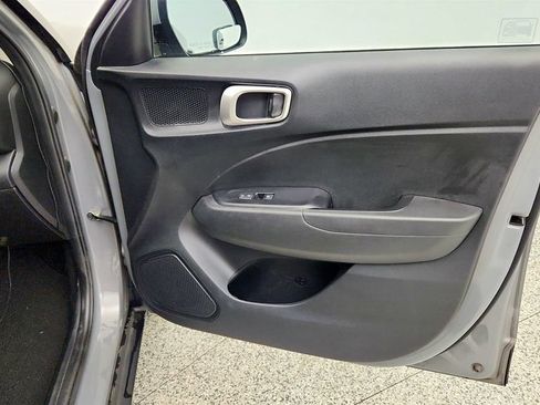 Used 2021 Hyundai Venue SE FWD image 24