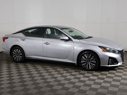 Used 2023 Nissan Altima 2.5 SV FWD image 11