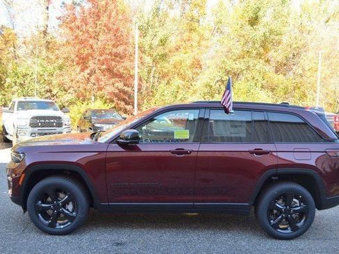 New 2025 Jeep Grand Cherokee Limited w/ Black Appearance Package image 5