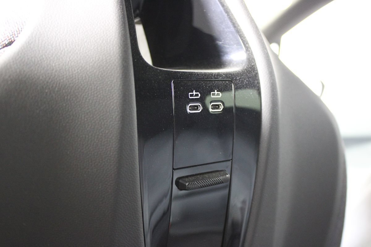 Used 2023 BMW iX xDrive50 w/ Sport Package AWD/4WD image 30