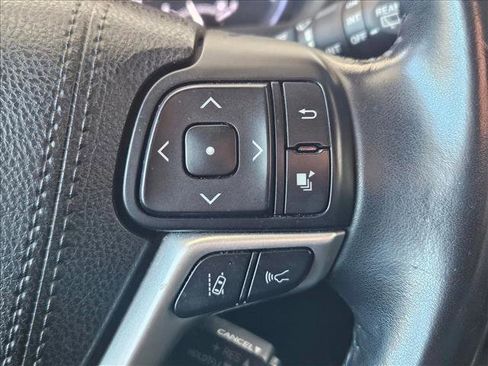 Certified 2017 Toyota Highlander XLE image 12