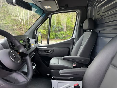 Used 2025 Mercedes-Benz Sprinter 2500 image 35