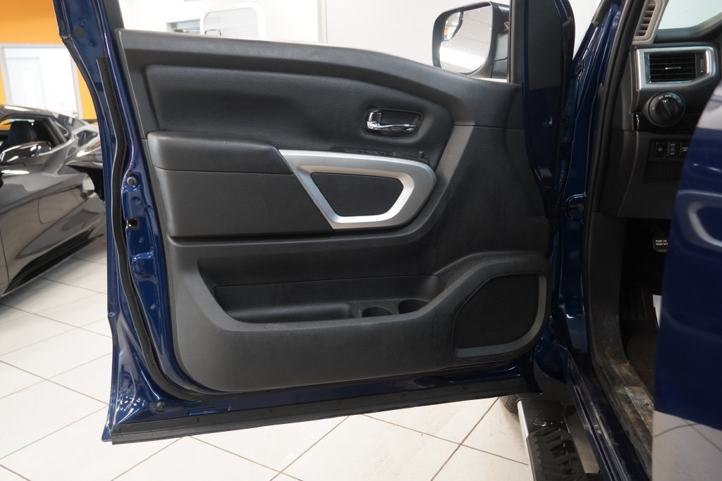 Used 2018 Nissan Titan SV w/ SV Convenience Package AWD/4WD image 3