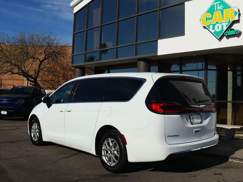 Used 2023 Chrysler Pacifica Touring-L image 9