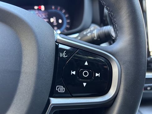 Certified 2025 Volvo XC60 B5 Plus image 32