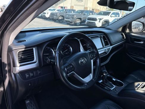 Used 2018 Toyota Highlander SE w/ Carpet Mat Package (TMS) AWD/4WD image 10