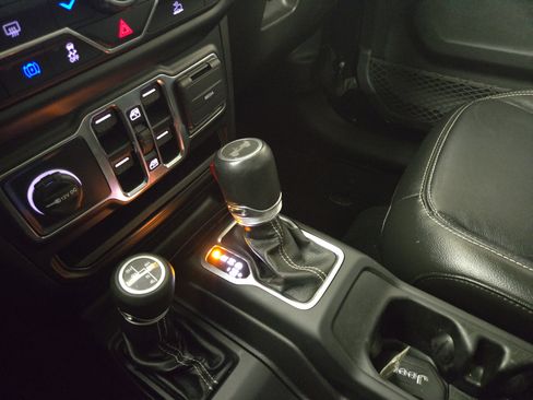 Used 2022 Jeep Wrangler Unlimited Sahara image 24