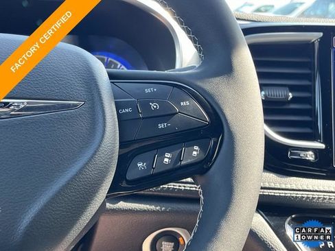 Certified 2025 Chrysler Pacifica Limited FWD image 32