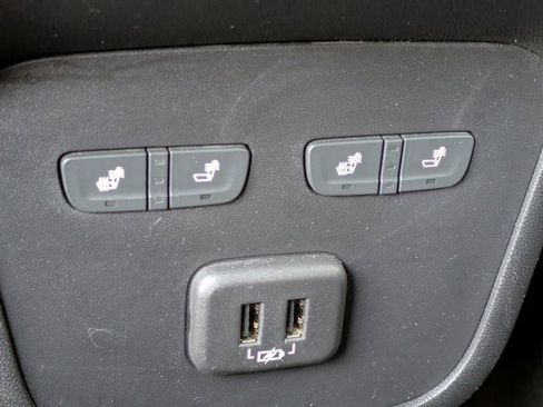 Used 2023 Chevrolet Equinox Premier image 18