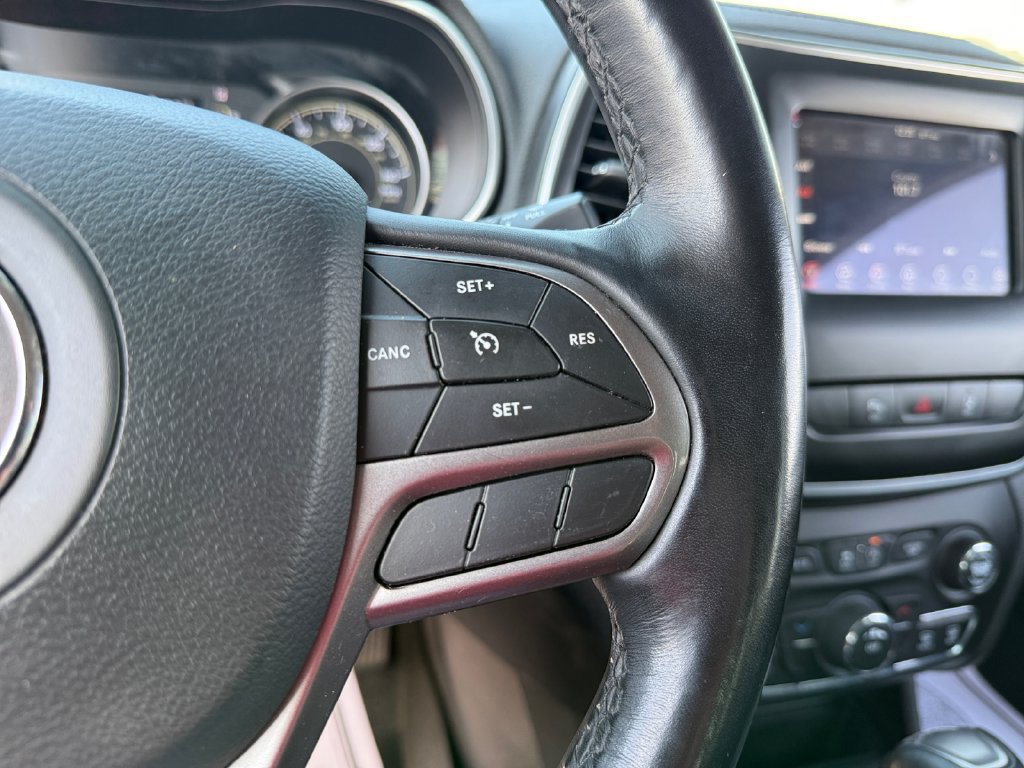 Used 2021 Jeep Cherokee Latitude Plus AWD/4WD image 16